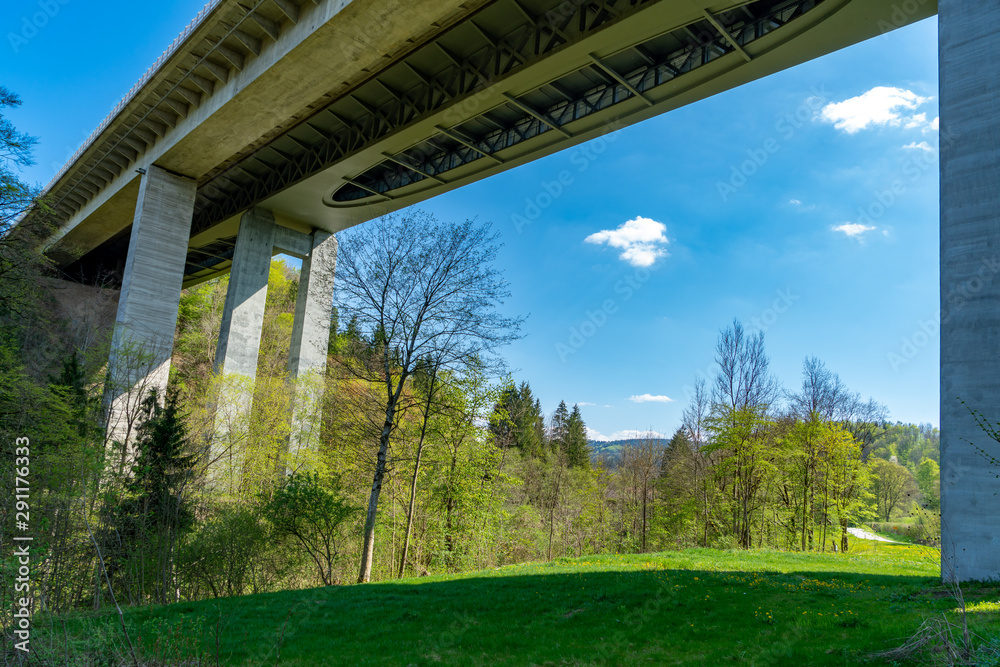 Blick auf die Landschaft unter einer Autobahnbrücke