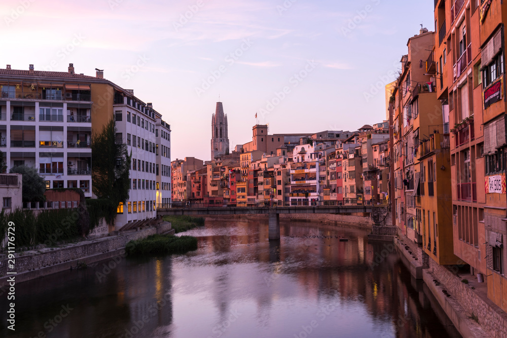 Obraz premium Colorful yellow and orange houses reflected in water river Onyar, in Girona, Catalonia, Spain.