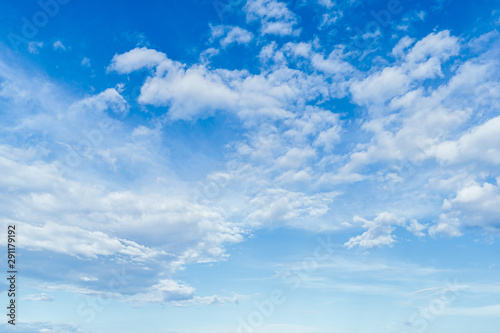 Ciel bleu avec nuages photo