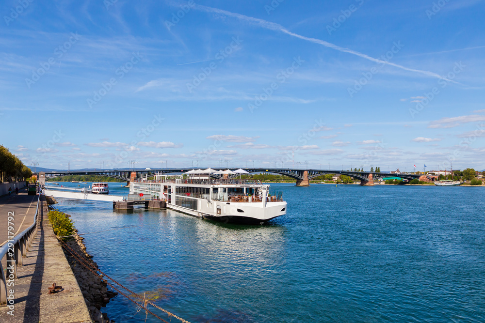 Fototapeta premium Mainz, das Rheinufer. Im Hintergrund Theodor-Heuss-Brücke. 19.09.2019.