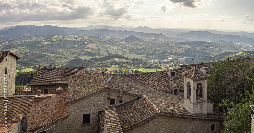 Vistas del pueblo medieval Borgo Maggiore de  San Marino, Italia, verano de 2019