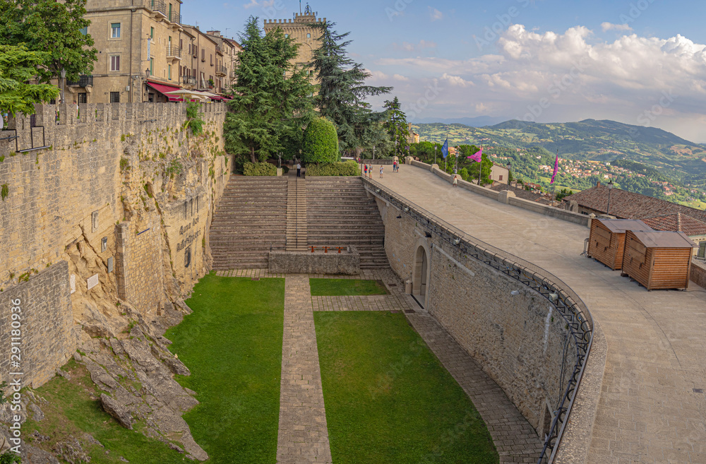 Sitio famoso llamado Cava Dei Balestrieri , recinto amurallado en el casco antiguo de la República de San Marino, Italia, verano de 2019