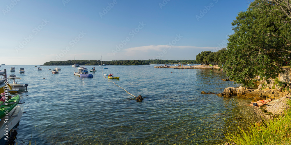 Paisaje de la ciudad costera de Vrsar, en Istria, Croacia, verano de 2019 Paisaje de la ciudad costera de Vrsar, en Istria, Croacia, verano de 2019