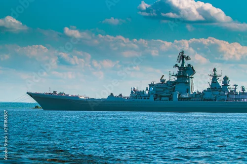 Obraz Okręt wojenny na służbie. Ochrona granic morskich. Krążownik rakietowy. Flota wojskowa. Marynarka wojenna. Ochrona Graniczna. Bezpieczeństwo narodowe.