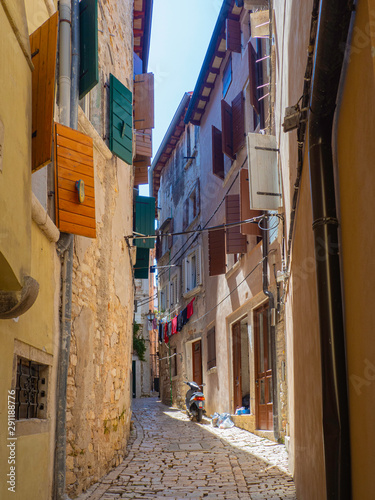 Vistas de las calles del pueblo de Rovinjo  en la pen  nsula de Istria  Croacia   en verano de 2019