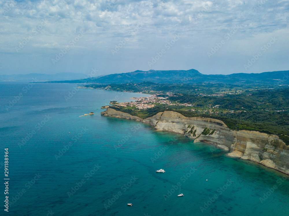 Obraz premium Zdjęcie lotnicze słynnej białej skały, stromej, wulkanicznej zatoki obszaru Cape Drastis i Peroulades z tropikalnym głębokim turkusowym czystym morzem. Zdjęcie z drona. Wyspa Korfu, Jońska, Grecja