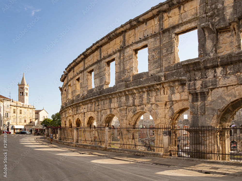 Vistas del Anfiteatro Romano en Pula, en la península de Istria en Croacia, verano de 2019