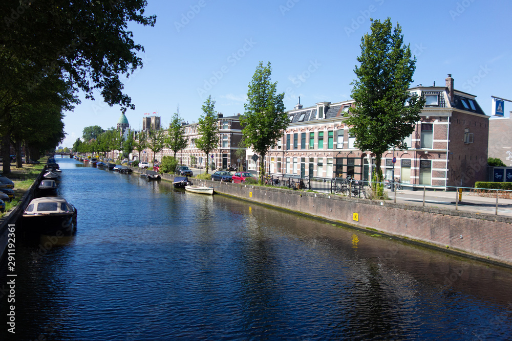 Naklejka premium Gracht in Haarlem, Holland