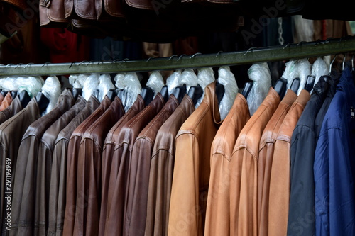 Lederjacken - Leder - Textur und Hintergrund - Verkauf auf dem Wochenmarkt