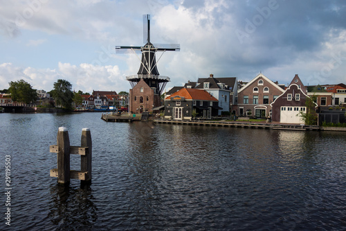 Historische Windmühle an Haarlemer Gracht vor dramatischer Wolkenstimmung