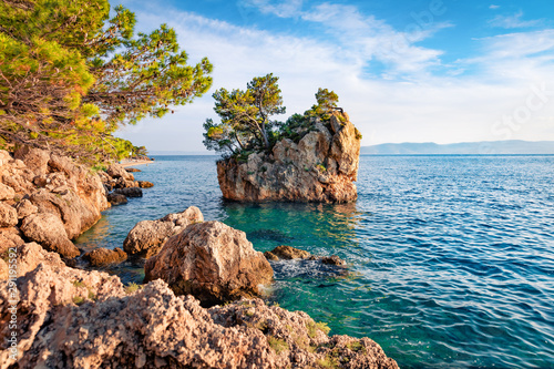 Fototapeta Naklejka Na Ścianę i Meble -  Sunny evening view of famous Brela stone. Captivating summer seascape of Adriatic sea,  Dalmatian