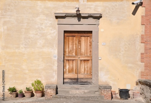 alte Haustüre aus Holz im mediterranemn Stil mit Überwachungskamera  © Stihl024
