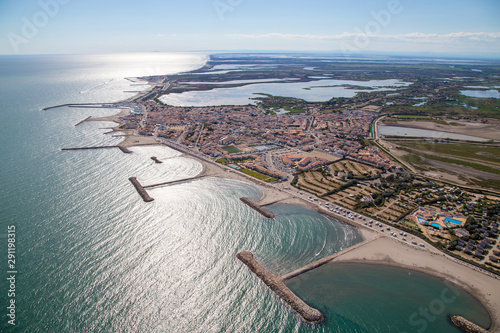 Delta du Rhône vue du ciel entre Aigues morte et saintes maries de la mer photo