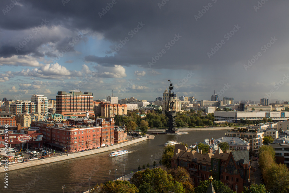 Obraz premium op view on the historical city centre and Moscow river from the panoramic platform of the temple of Christ the Savior in Moscow Russia