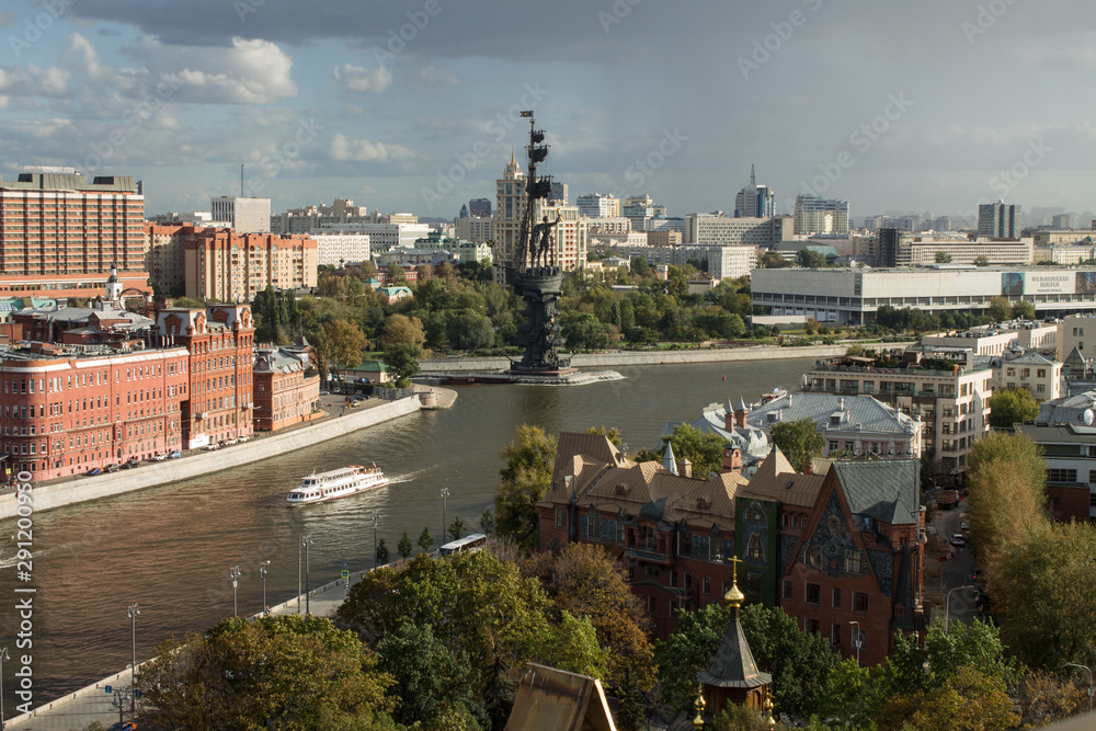 Obraz premium op view on the historical city centre and Moscow river from the panoramic platform of the temple of Christ the Savior in Moscow Russia