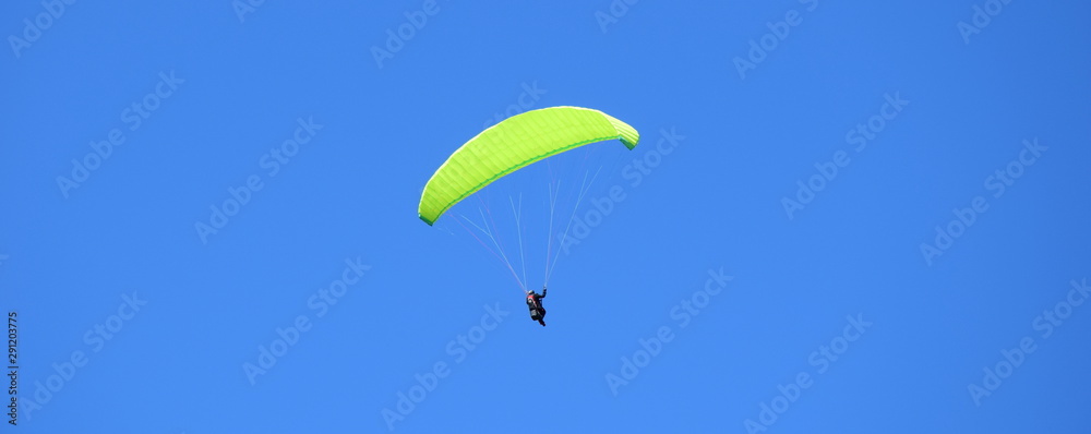 Hintergrund Paragliding - blauer Himmel - Freisteller Hintergrund Paragliding - blauer Himmel - Freisteller