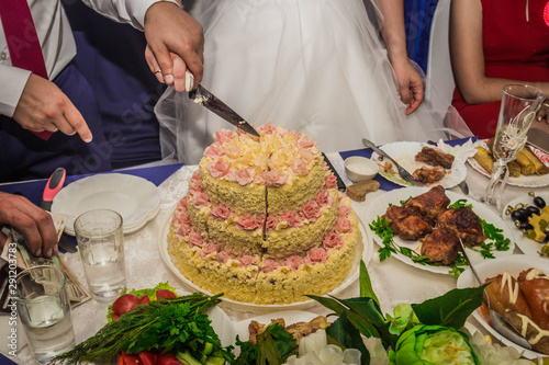 Fototapeta Naklejka Na Ścianę i Meble -  the bride and groom cut the wedding cake.