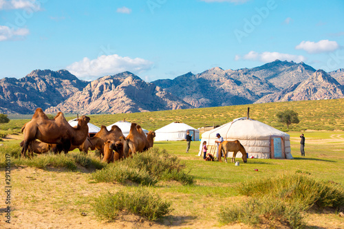 Fotografiet Mongolian tent near Little Gobi landscape