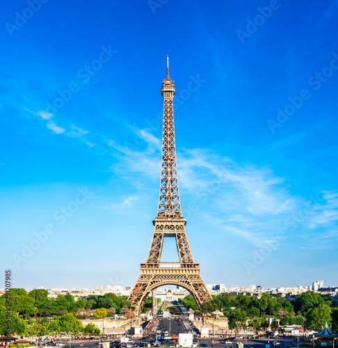 世界遺産　パリのセーヌ河岸　エッフェル塔　縦位置 © oben901