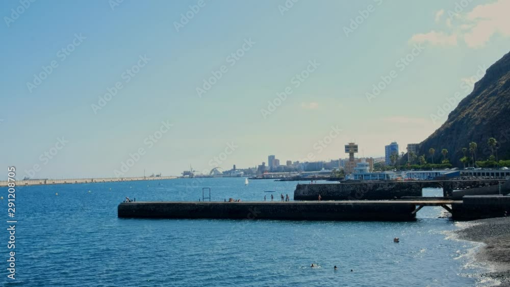 Im Hafenbereich von Santa Cruz de Tenerife. Einblicke in den Nordhafen der Hauptstadt von Teneriffa. Der Kreuzfahrt- und Fährhafen, Sportboote und Badegäste alles einträchtig beieinander. 4K Im Hafenbereich von Santa Cruz de Tenerife. Einblicke in den Nordhafen der Hauptstadt von Teneriffa. Der Kreuzfahrt- und Fährhafen, Sportboote und Badegäste alles einträchtig beieinander. 4K