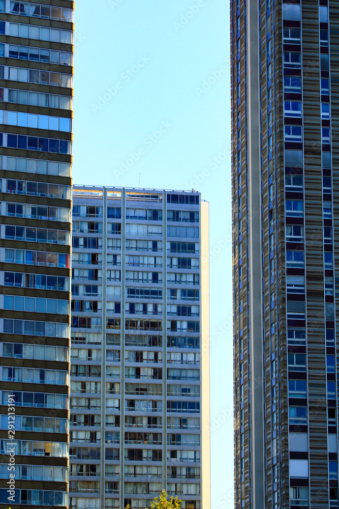 Obraz premium Skyscraper dwelling in the city. Many windows and balconies.