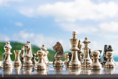 The battle of the money team's chess is business.