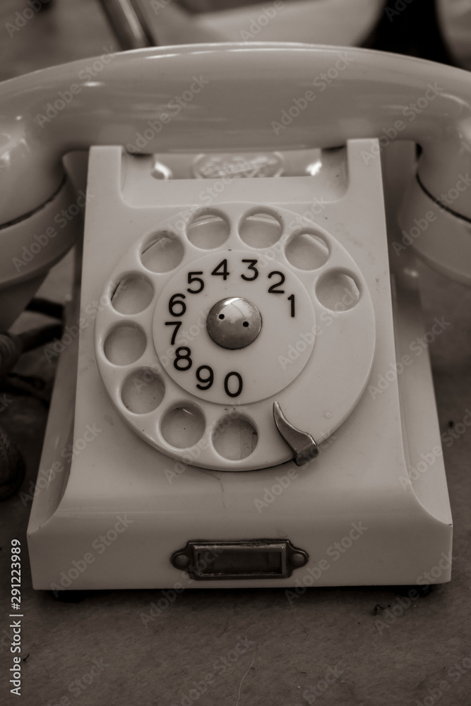 Teléfono fijo antiguo de disco para oficina o casa foto de Stock
