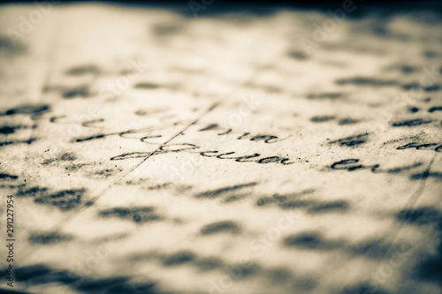 Carta con escrito, caligrafía manuscrita cursiva en hoja blanca vieja