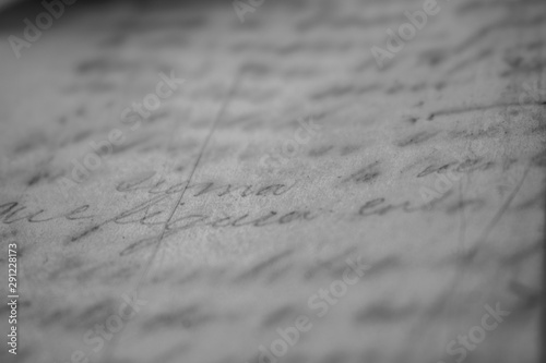 Carta con escrito, caligrafía manuscrita cursiva en hoja blanca vieja