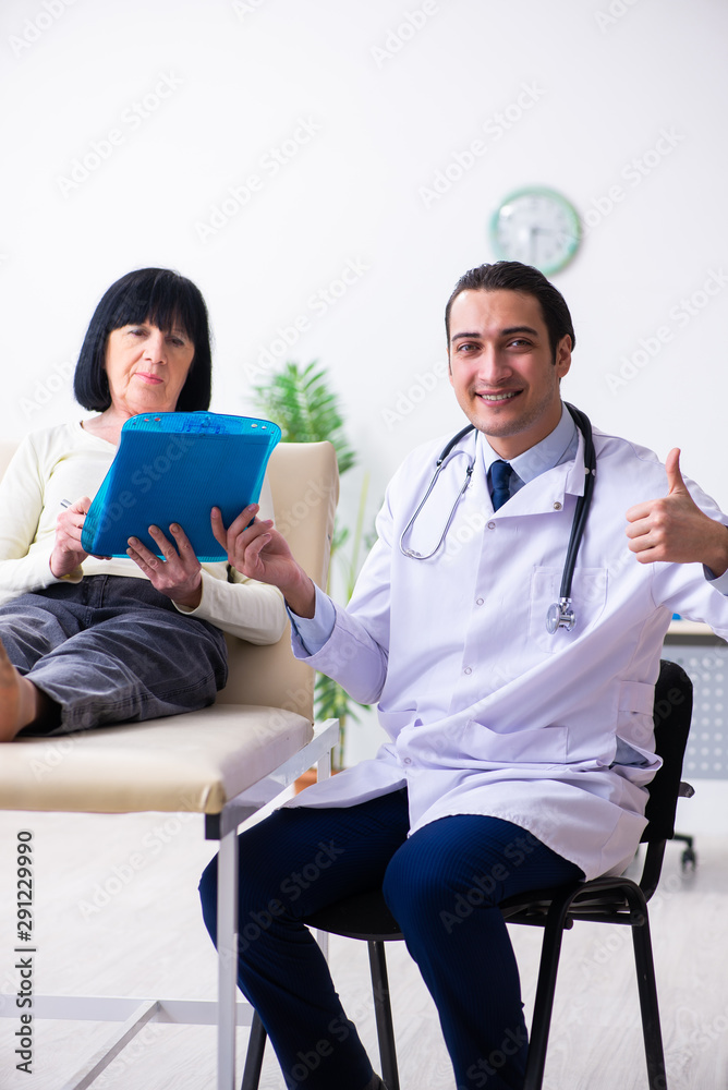 Obraz premium Young doctor examining senior old woman