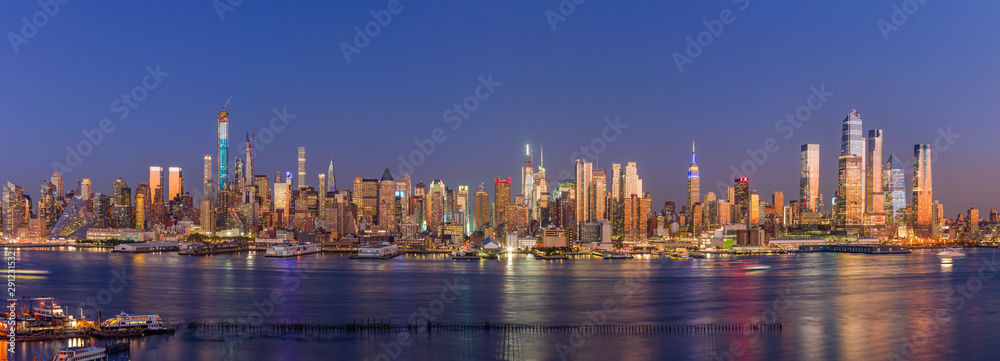 Obraz premium Panoramę budynków midtown Nowego Jorku na Manhattanie nocą