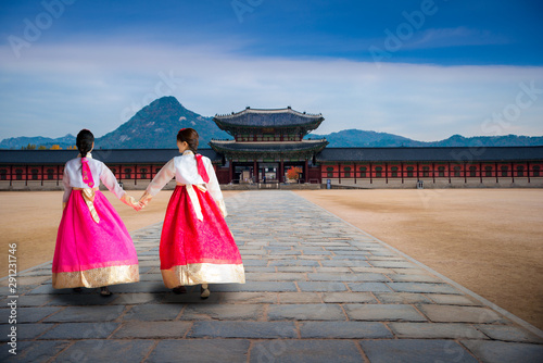 Fotografi Asian girl in korean dress walking infront of gate of  gyeongbokgung palace