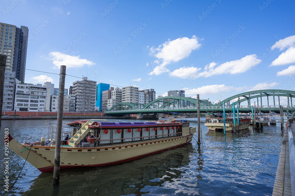 隅田川の風景　屋形船と厩橋