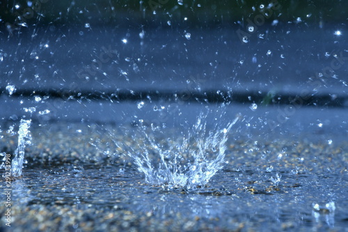 地面に跳ねる雨水 photo