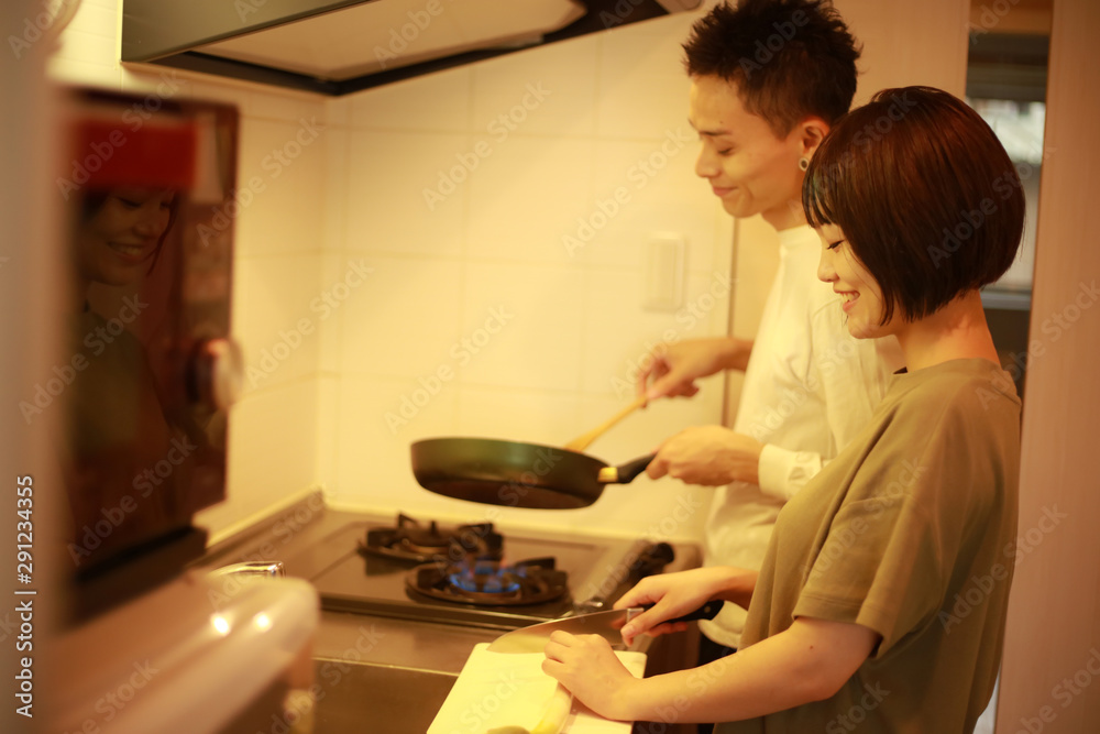 料理するカップル 料理するカップル