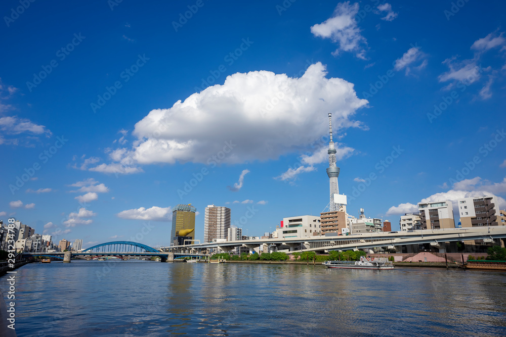 隅田川の風景　駒形橋と川の日常