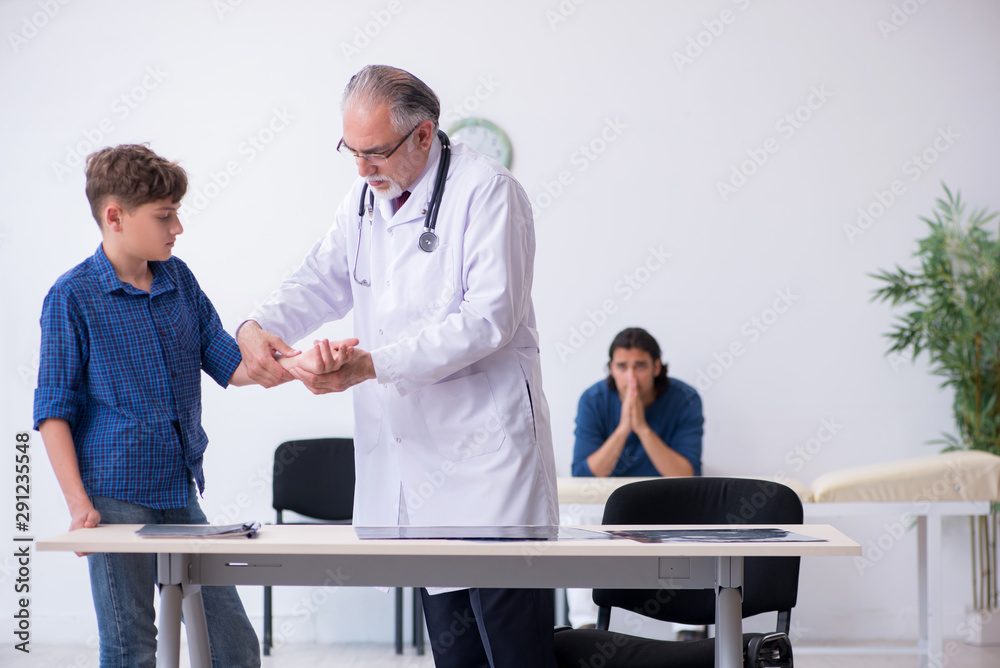 Obraz premium Young boy visiting doctor in hospital