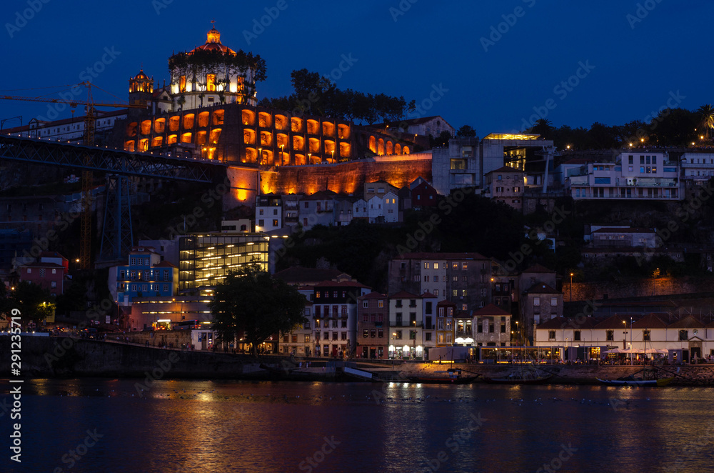 Obraz premium Douro river embankment at night, Ribeira district, Porto city on sunset, Portugal