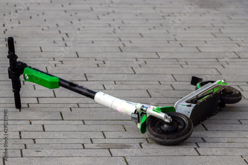 Am Boden liegender E-Scooter zeigt das misslungene Konzept der Elektromobilität mit Elektro-Rollern in der Stadt trotz Emissionsfreiheit und Entlastung des Autoverkehrs umweltfreundlich photo