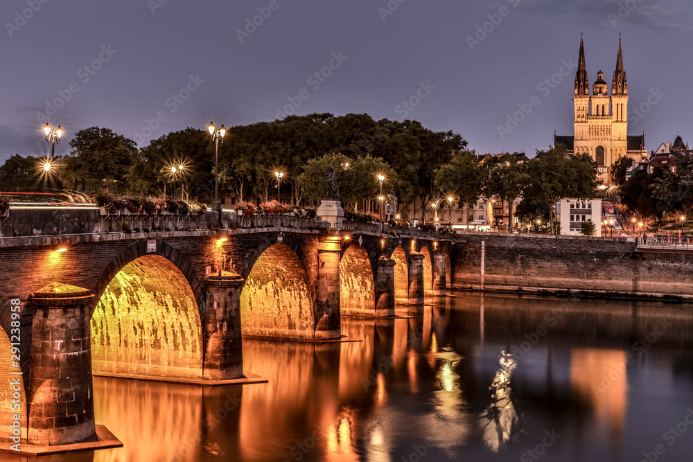 Fototapeta premium La cathédrale veuille sur le pont