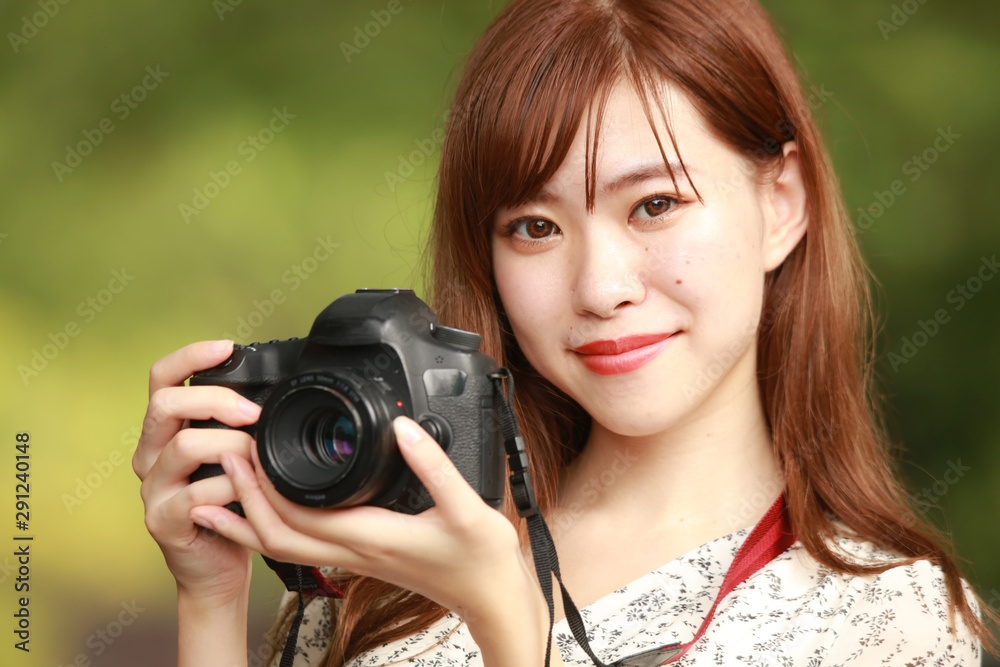 写真を撮る女性 写真を撮る女性