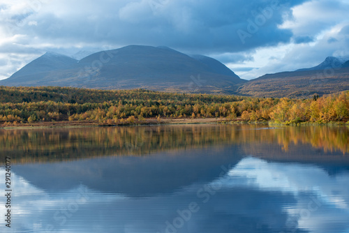 Fotografía Lake in mountain. Abisko national park in north of Sweden.
