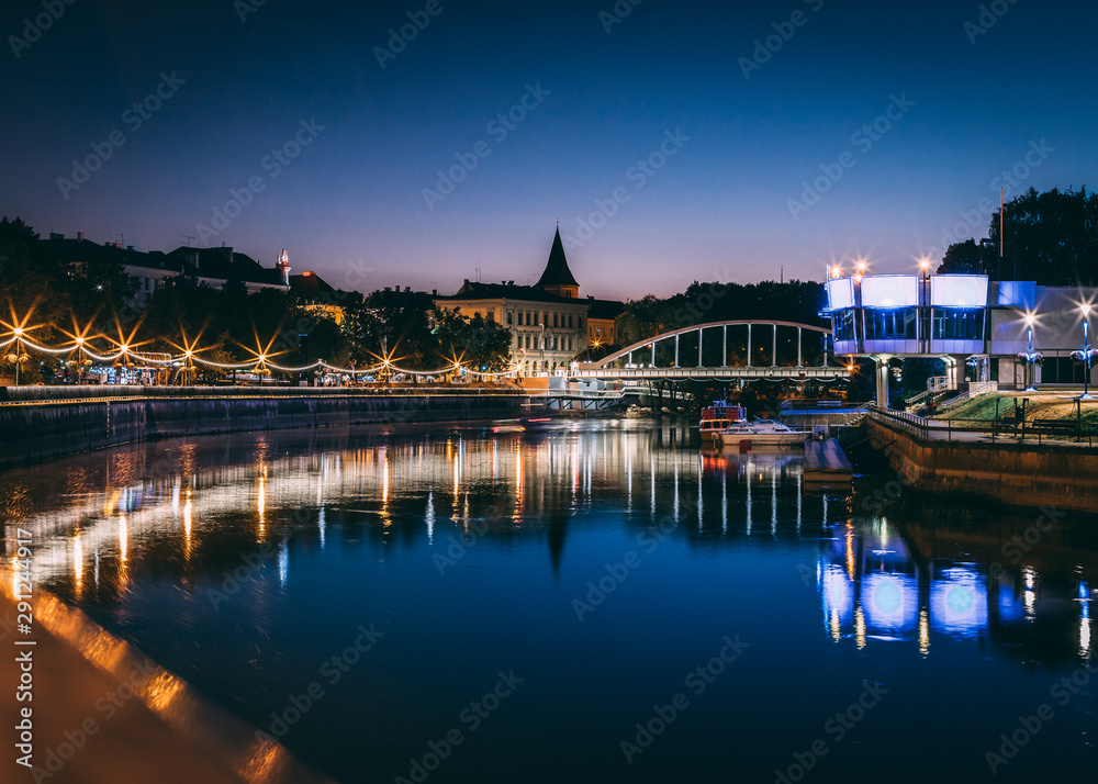 Obraz premium Tartu and emajõgi at night