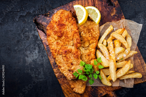 Valokuva Frittiertes Wiener Schnitzel vom Kalb von der Oberschale mit Pommes Frites und Z