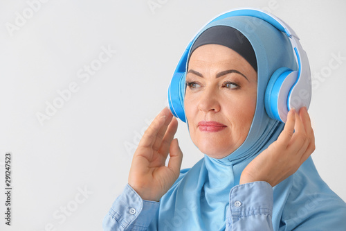 Beautiful mature Muslim wom...