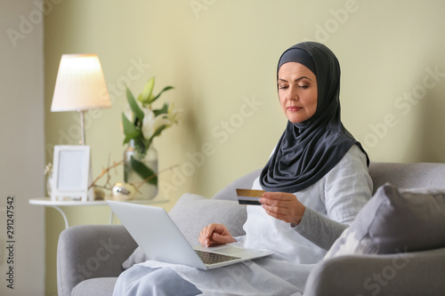 Beautiful mature Muslim wom...