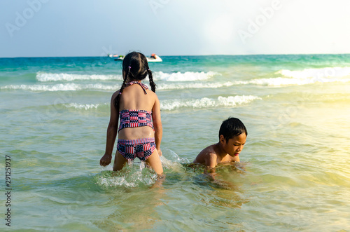 Foto Brather and sister happy to playing at seabord