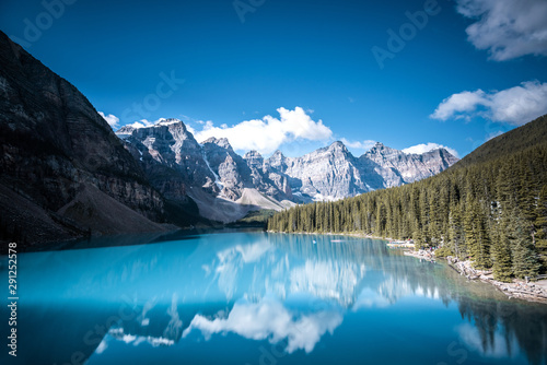 Piękny Morena jezioro w Banff parku narodowym, Alberta, Kanada