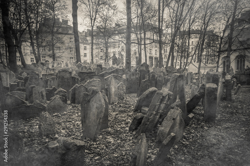 Atmosfera mistica e misteriosa nel vecchio cimitero ebraico di Praga photo