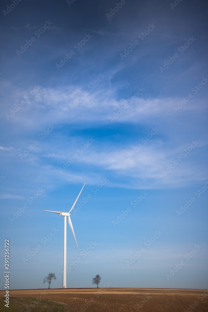 Fototapeta premium paysage d'éoliennes en Bourgogne